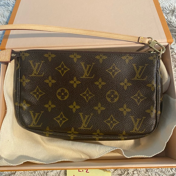 Louis Vuitton Pochette Accesories - Picture 4 of 11